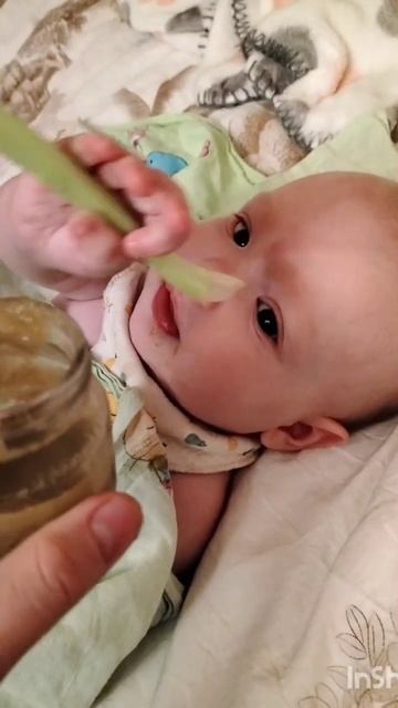 Что едят малыши?🥺🐥👶😋😮😲#shortsvideo #дети #baby #еда #голо смотреть онлайн