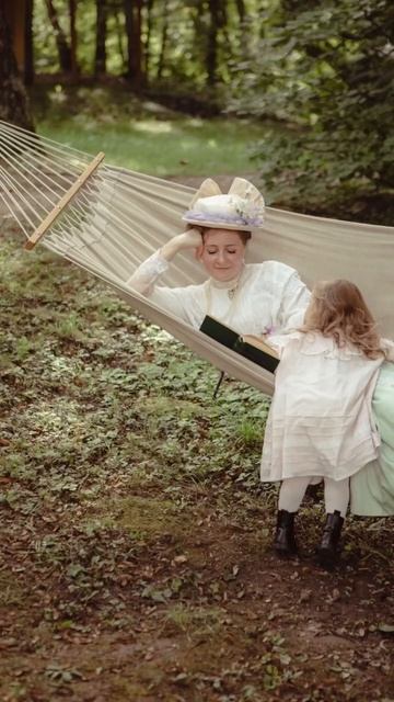 А вы умеете удобно и красиво лежать в гамаке )). #costume #hand смотреть онлайн