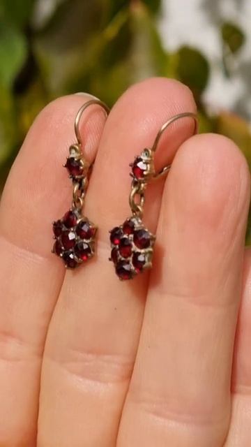 Лаконичные серьги с изумительными гранатами пиропами смотреть онлайн