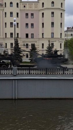 Танк заезжает на трал грузовика