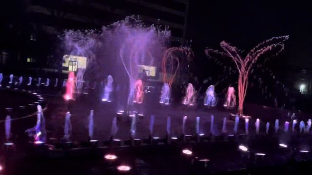 ЭТО САМЫЙ ШИКАРНЫЙ МУЗЫКАЛЬНЫЙ ФОНТАН в ЦЕНТРЕ МАРИУП смотреть онлайн