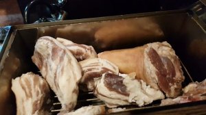 Горячее копчение свинины, сало,рулька. свинина на газовой плите.