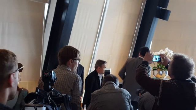 Михаил Барышников и латвийские СМИMikhail Baryshnikov arriving at press conference in Riga Latvia