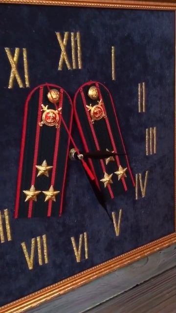 Подарок полицейскому настенные часы с погонами shorts