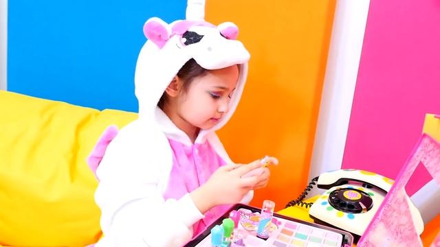 Смешное видео шоу - Милая Единорожка и мамина Косметика! – Детские игры одевалки и макияж.