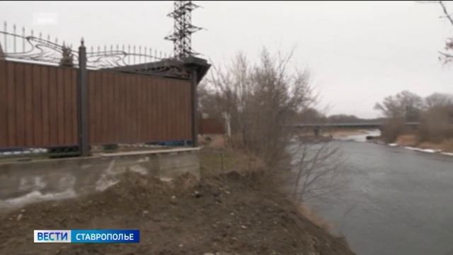 В Невинномысске отремонтировали трубу на берегу Кубани