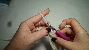 Шапка бини крючком.