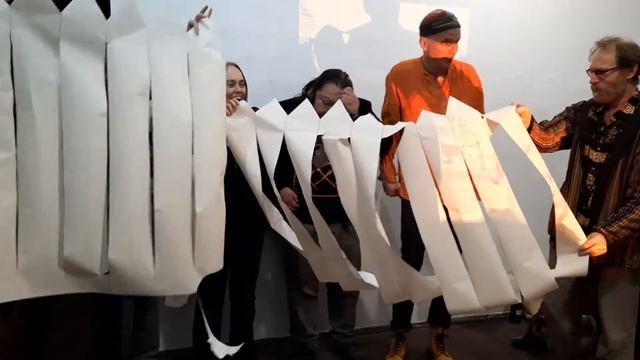 Перформанс пролезание Чемодановым сквозь дыру в забо? смотреть онлайн