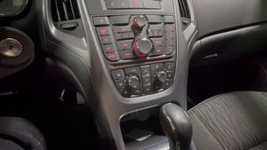 OPEL ASTRA, 2014 г. Лиса рулит