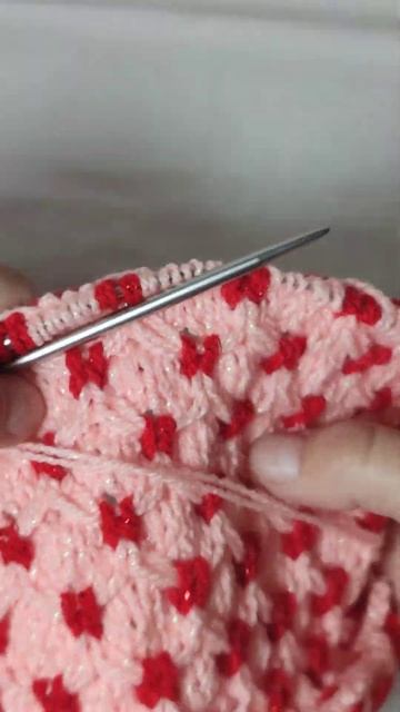 Узор спицами! из двух цветов,очень красивый,простой. смотреть онлайн