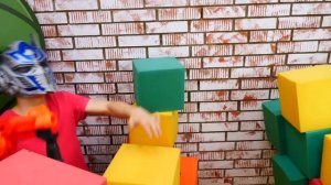 Роботы Трансформеры и бластеры Нерф  - Бамблби против Мегатрона! - Игры стрелялки для мальчиков.