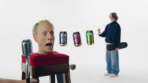 Liquid Death снова всех удивил: Тони Хоук рекламирует воду... своей отрубленной головой