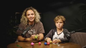 Агрессия у детей, что делать? Ребенок сидит в телефоне