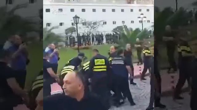 В Батуми новые протесты против круизного корабля с ту? смотреть онлайн