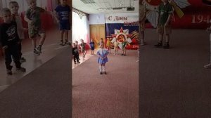 Поздравление с днём рождения в детском саду, водят хоровод, поздравляют именинницу. Каравай-каравай.