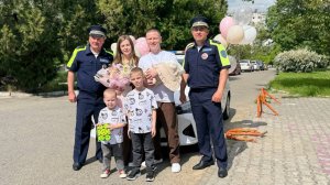 Инспекторы ДПС Новороссийска встретили из роддома маленькую Викторию и ее маму, которым помогли