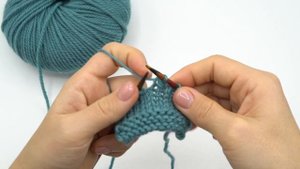 Вязание спицами. Лицевая убавка влево для классических изнаночных петель