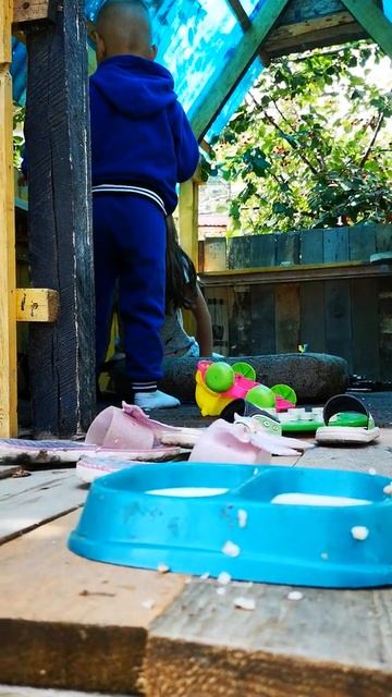 Играют в домике. Миша ест зубную пасту смотреть онлайн