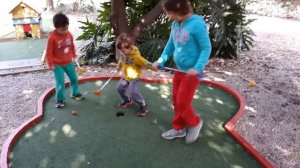 Дети играют в гольф