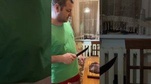 Пчак_легко_справился_с_куском_говядины_все_жилы_перерезал
