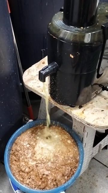 Отжим яблочного сока #сок #отжим #винокурня #винокурня смотреть онлайн