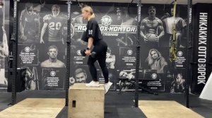 Зашагивания на коробку с гантелями