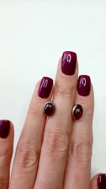 Серьги с гранатом в серебре.
