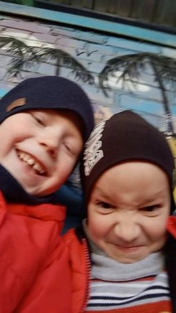 знакомлю со своими друзьями