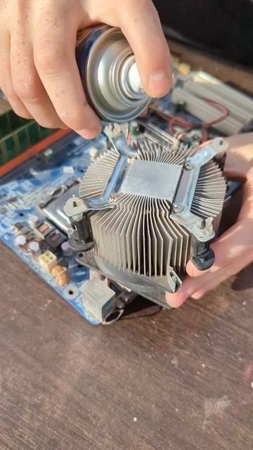 МОЛОТОК И ПРОЦЕССОР смотреть онлайн