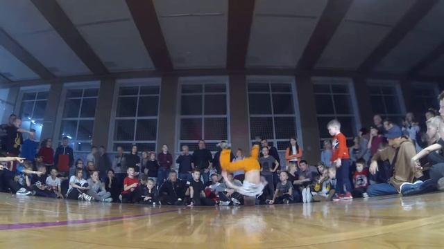 Bboy Volchok vs Муравей 1/4 смотреть онлайн