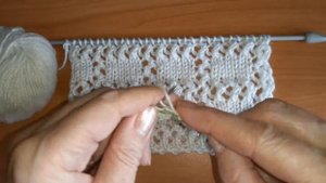 Узор спицами квадраты в ажуре.