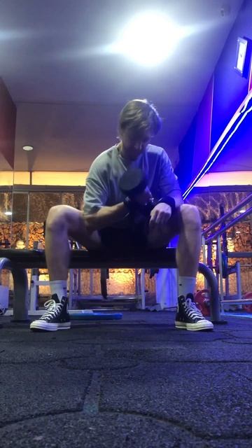 Концентрированный подъем на бицепс с гантелей 1-й руко смотреть онлайн