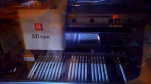 На работе. робот ставит чипы на платы.