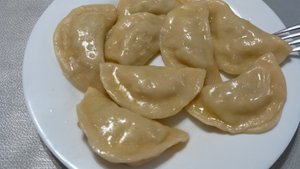 У вас тоже так после уборки? Налепила вареников с сырой картошкой и творогом/