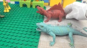 Игу и Лода на охоте. Игрушки.Динозавры.