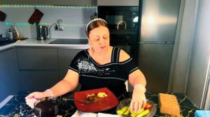 Рябой Халк собрался в путешествие_взял с собоЮ Саквояж, корзину, картину, картонку и Фофку_собачонку