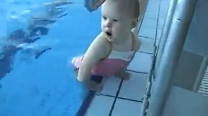 Маленький ребенок плавает в бассейне  360