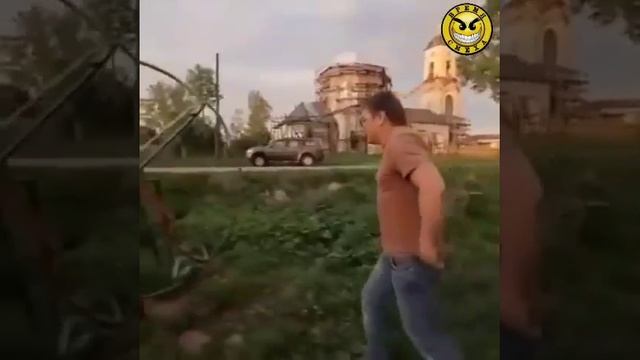 Взрослые на детской площадке. Прикол...