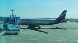 Аэропорт взлет самолета видео 4K. Аэропорт Астрахань. Самолет взлетает