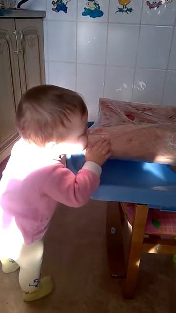 Ребенок ест сырое мясо смотреть онлайн