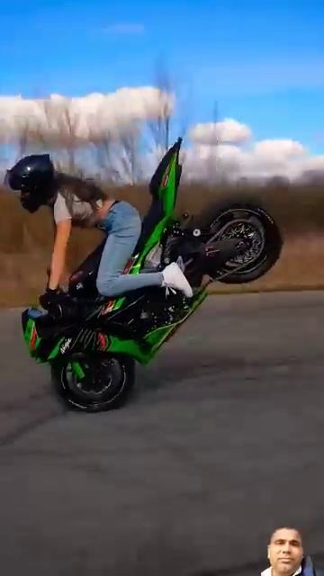 #automobile #ninja #kawasakininja #wheelie #smartphone #stuntgirl #moto #stunts #bikergirl #stoppie
