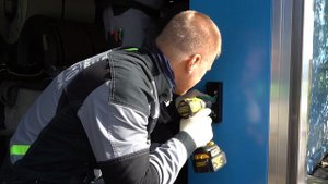 Монтаж скоростных рулонных ворот Динтек на производс?