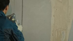 Установка теневой профиль на стене