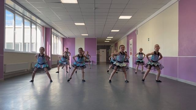 Цирковой номер. Девочка-милашка