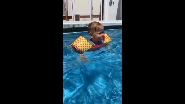 Дочь Леры Кудрявцевой учится плавать в бассейне смотреть онлайн