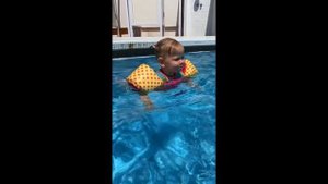 Дочь Леры Кудрявцевой учится плавать в бассейне