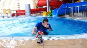 Школа героев Акватим - Заморозки и иное измерение! Супергерои и роботы в видео для детей в аквапарке