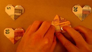 Складывание сердца из купюры в 50 евро - Простые инстру?