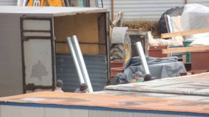 Разгрузка Газели длинномера на стройке.