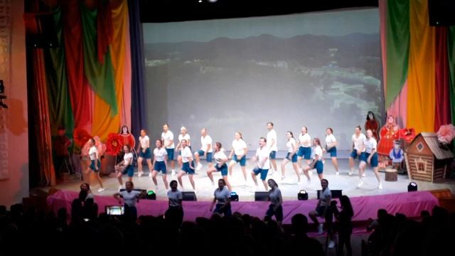 Главный друг ребят в детском лагере Орлёнке - вожатый. "Ах, Орлёнок, в сердце  живёт"